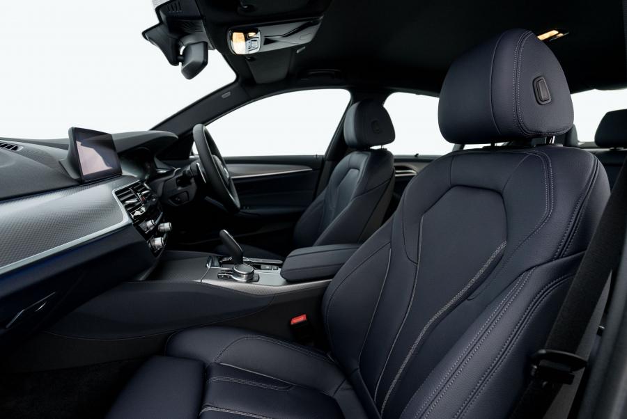 Интерьер BMW 530e M Sport (G30) 2019 года  (MY) (фото 5 из 15)